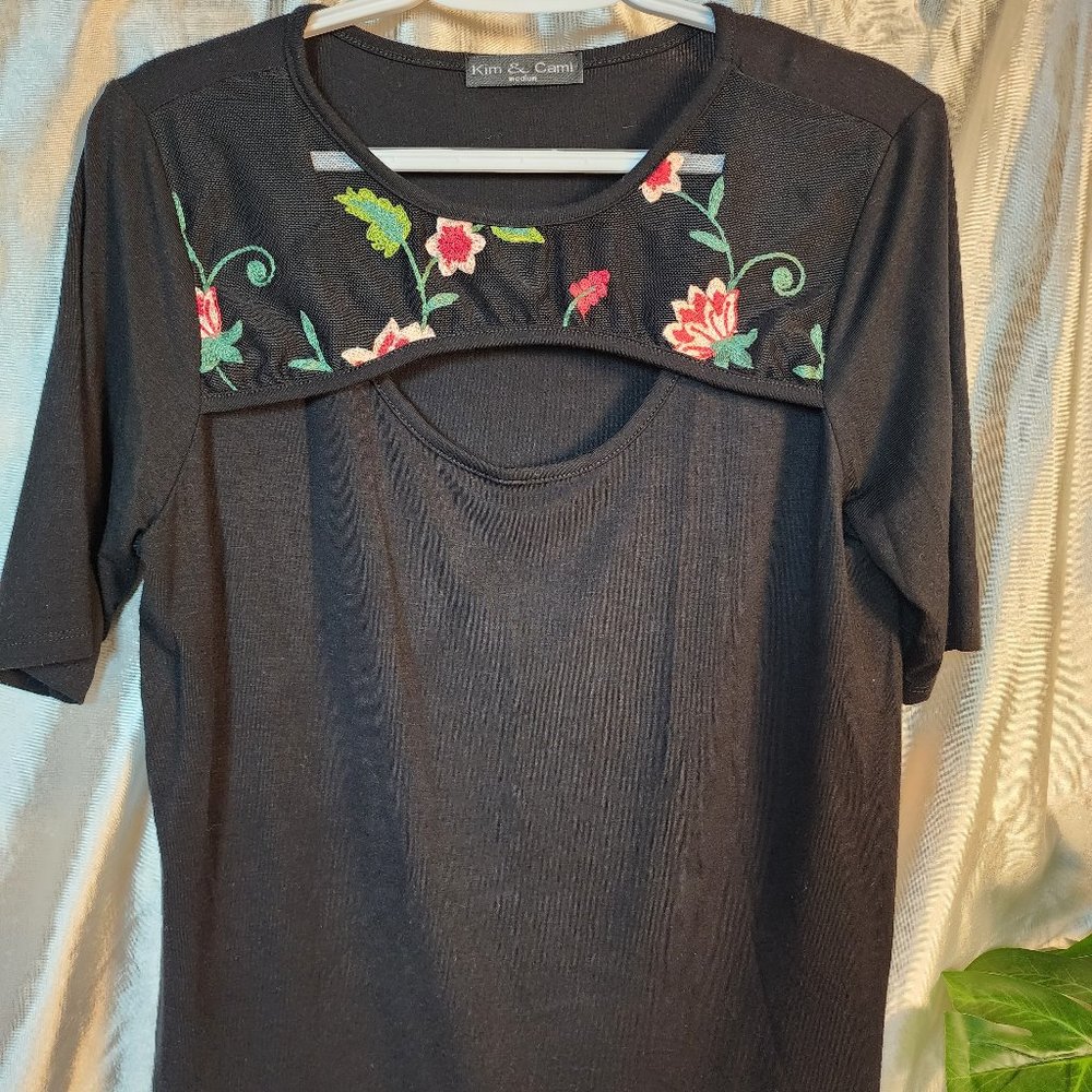 Women's Size Medium Kim & Cami Black Peek-A-Boo w/ Mesh Floral Top Pre-owned
